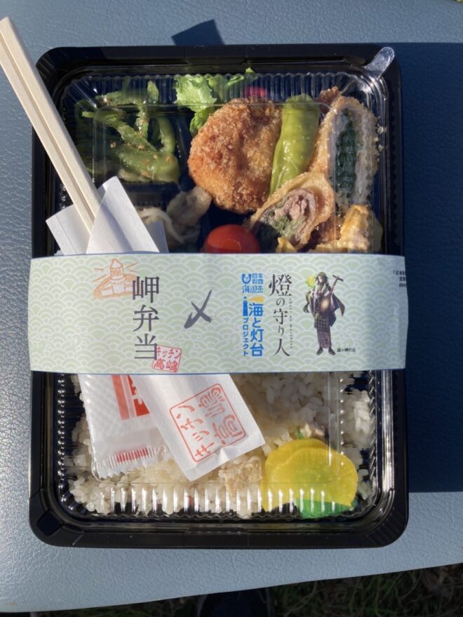 「燈の守り人」と 経ケ岬灯台の名物「岬弁当」がパッケージ帯でコラボ！